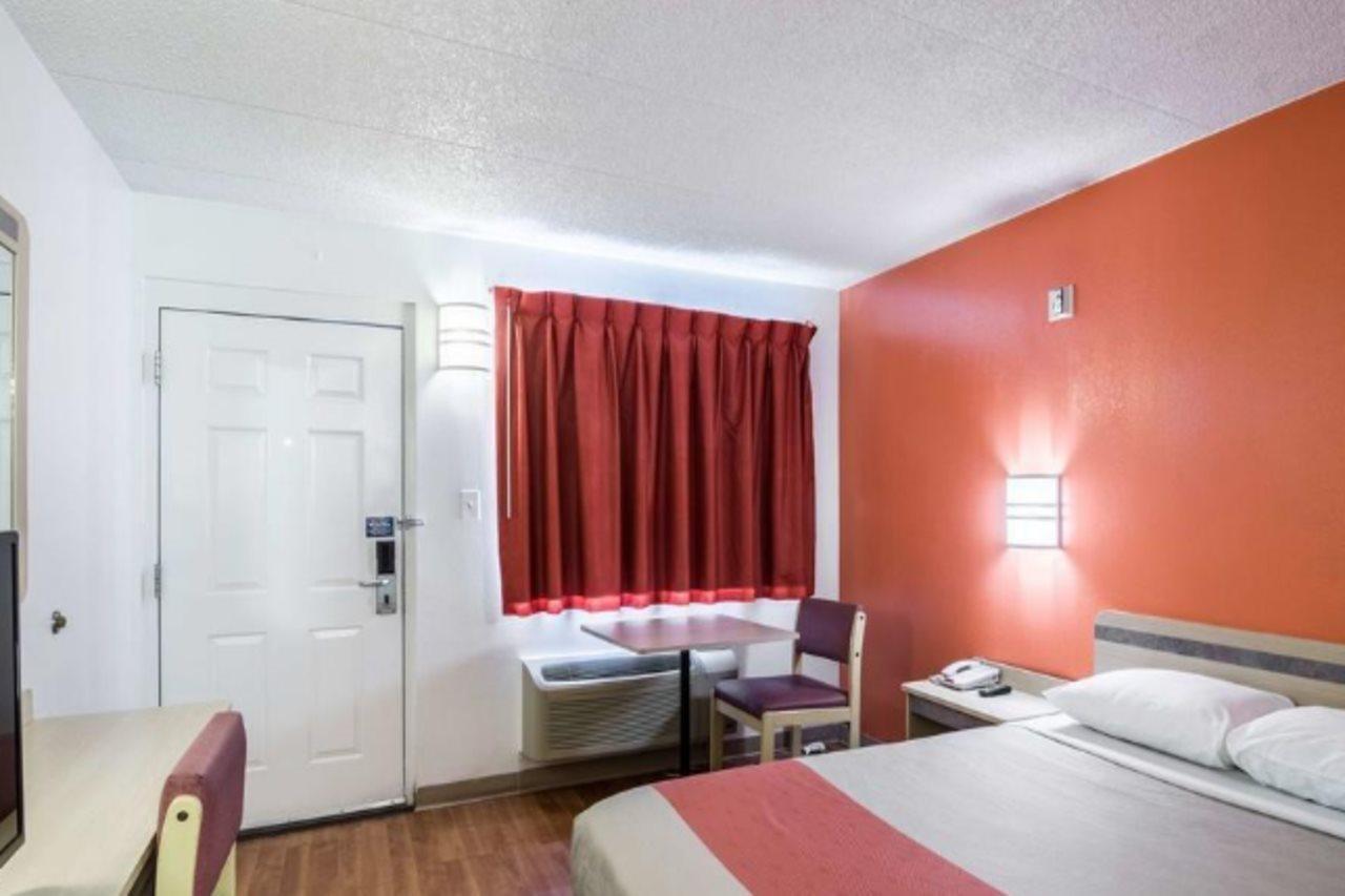 Motel 6 Chicago Southwest - Aurora Eksteriør billede