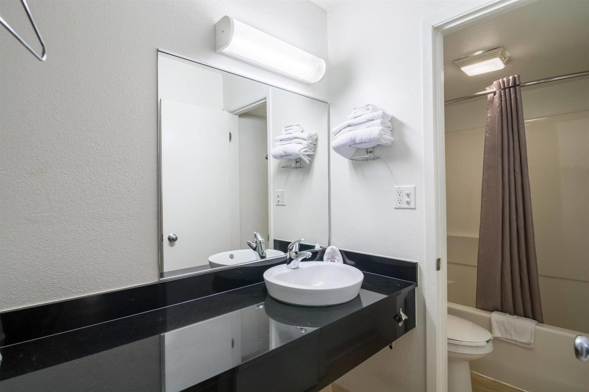 Motel 6 Chicago Southwest - Aurora Eksteriør billede