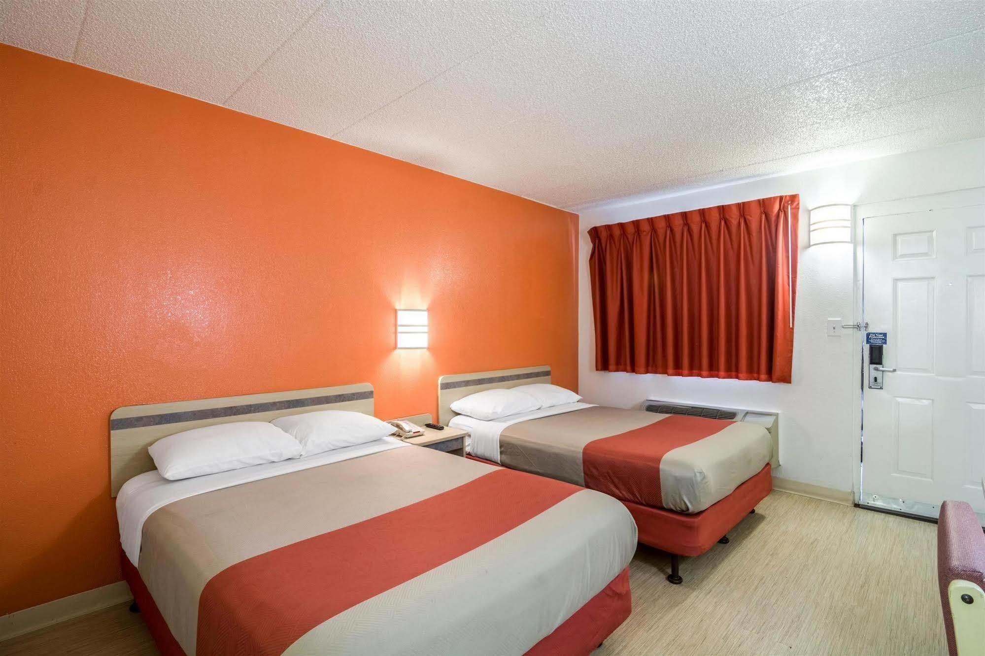 Motel 6 Chicago Southwest - Aurora Eksteriør billede