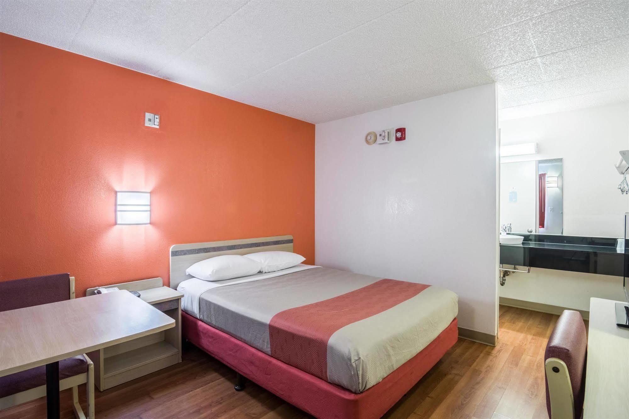Motel 6 Chicago Southwest - Aurora Eksteriør billede