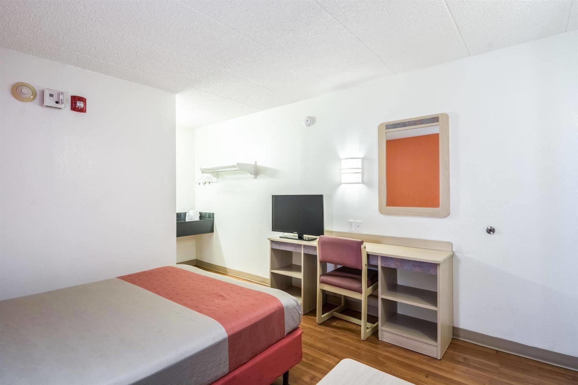 Motel 6 Chicago Southwest - Aurora Eksteriør billede