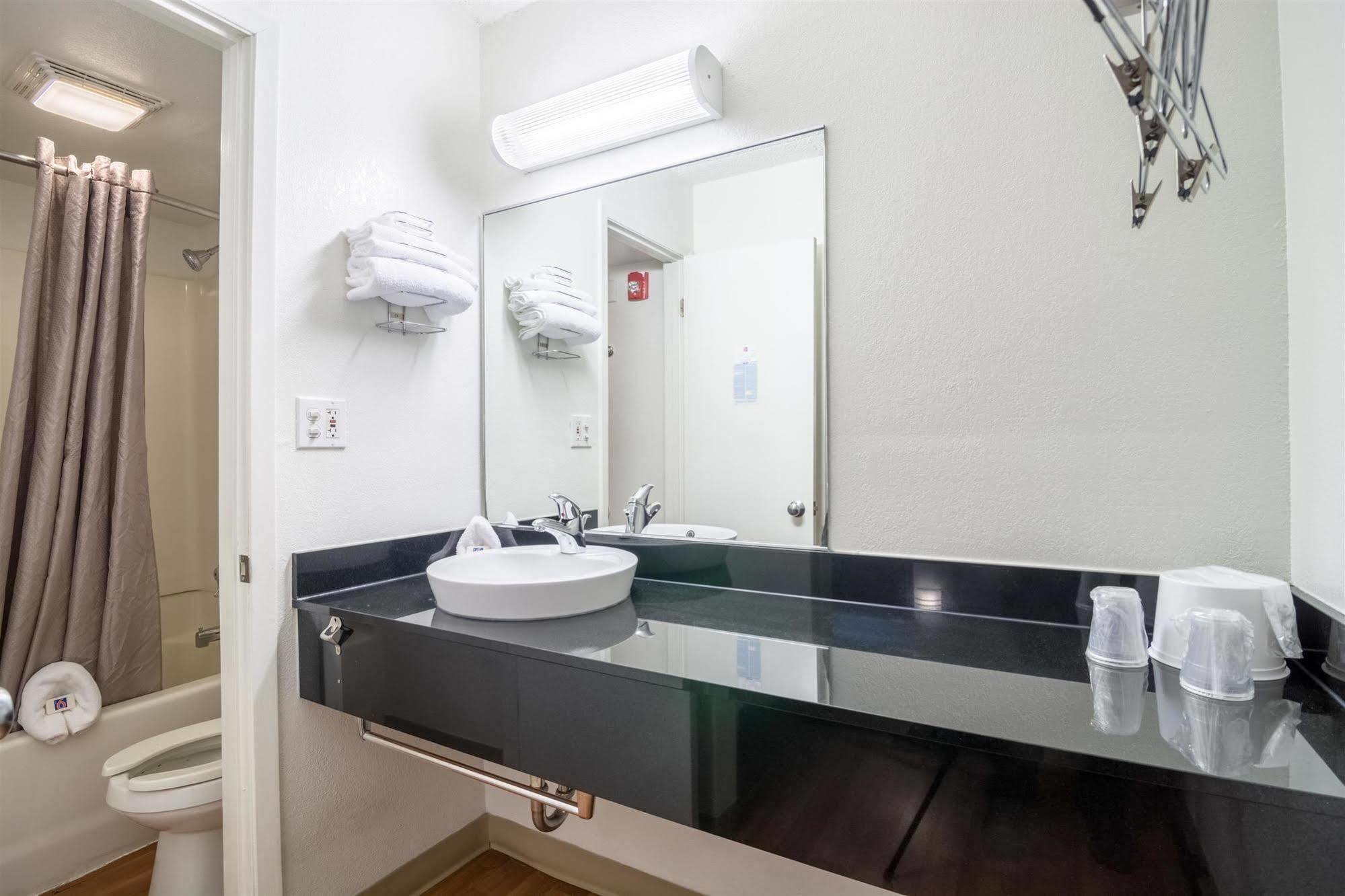 Motel 6 Chicago Southwest - Aurora Eksteriør billede