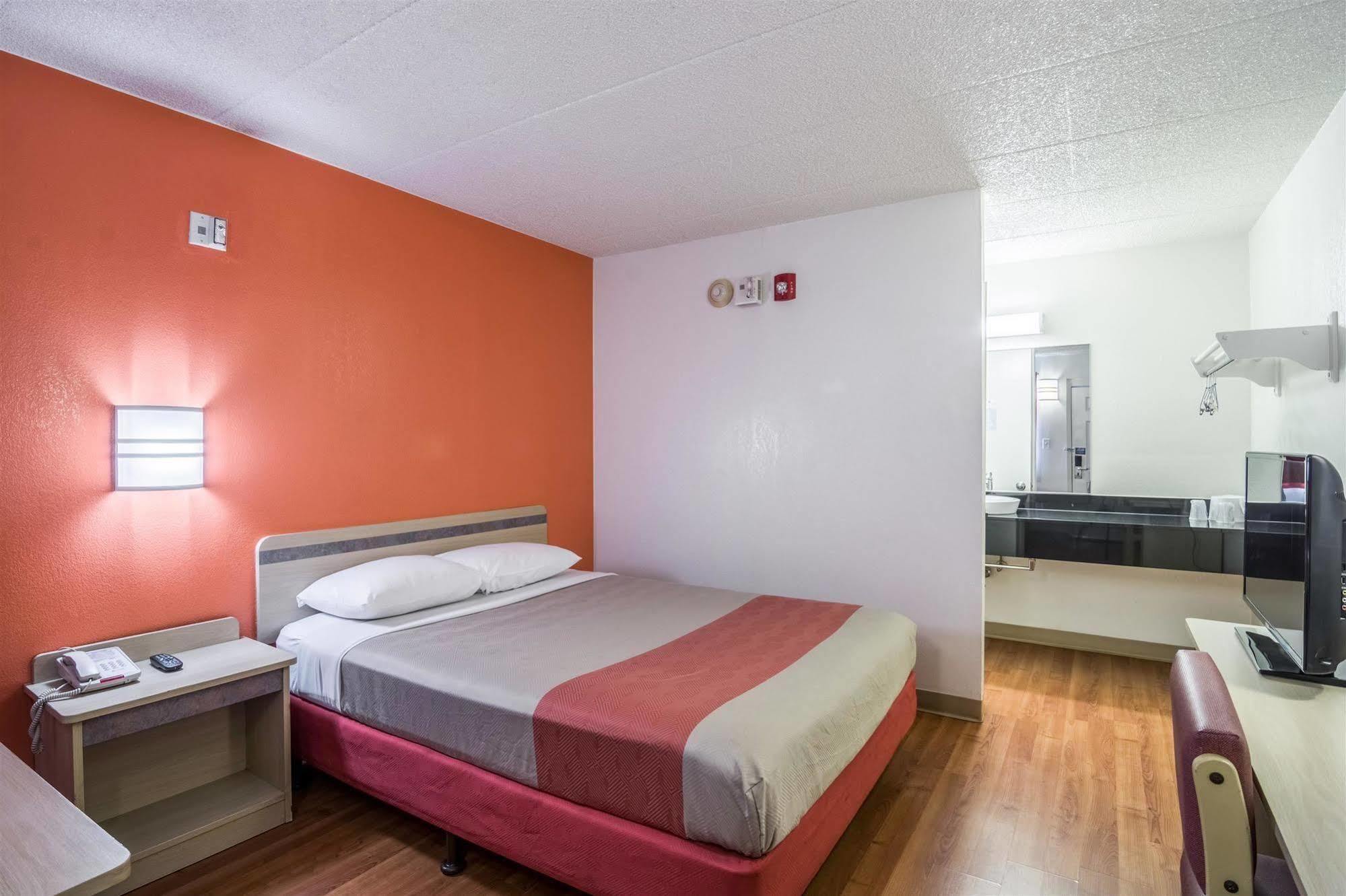 Motel 6 Chicago Southwest - Aurora Eksteriør billede